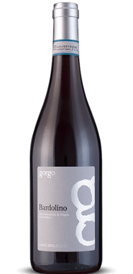Gorgo Bardolino is een heerlijke wijn die de typische stijl van Cantina Gorgo belichaamt. Deze verrukkelijke wijn komt rechtstreeks uit de wijngaarden in de buurt van Custoza.