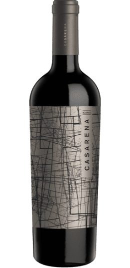 Casarena ICONO Cabernet Malbec Is Een Opvallende Argentijnse Creatie. De Wijngaarden Van Casarena, Liggen Op Zo'n 1000 Meter Boven Zeeniveau Aan De Voet Van Het