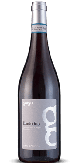 Gorgo Bardolino is een heerlijke wijn die de typische stijl van Cantina Gorgo belichaamt. Deze verrukkelijke wijn komt rechtstreeks uit de wijngaarden in de buurt van Custoza.