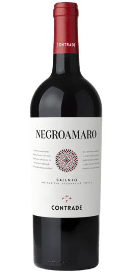 Masseria Li Veli Contrade Negroamaro is een robuuste rode wijn uit Puglia, Italië. Geproduceerd door Masseria Li Veli. Dit wijnhuis staat bekend om zijn toonaangevende en vernieuwende benadering van wijnproductie. Het Contrade project is opgezet in 2015. Het benadrukt het potentieel van lokale druivenrassen, zoals de Negroamaro. Voorheen zag je dat de Negroamaro vooral bedoeld was om bulkwijnen van te produceren. Gelukkig produceert men hier van deze druif uitstekende kwaliteitswijnen.