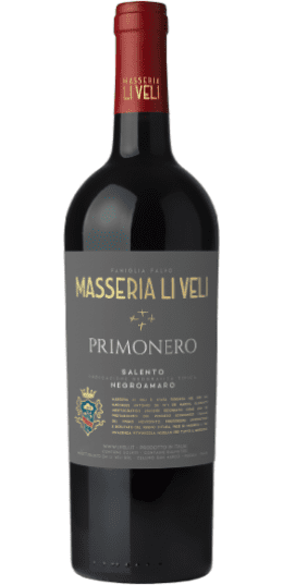 Masseria Li Veli Primonero Negroamaro Salento is een verrukkelijke expressie van de rijke wijntradities en het unieke terroir van Salento. Een historisch gebied doordrenkt van Normandische erfenis en Italiaanse cultuur. Deze wijn is geboren uit de onberispelijke kennis en passie van de familie Falvo. Het belichaamt het authentieke karakter van Zuid-Italiaanse druivensoorten en brengt ze opnieuw tot leven op het wereldwijde wijnpodium.