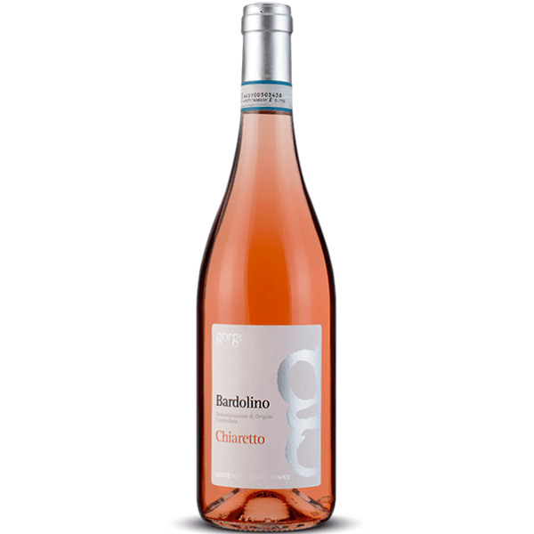 Gorgo Bardolino Chiaretto Rosato is de verfijnde rosévariant van de beroemde Bardolino-wijn, die dezelfde kenmerken en kwaliteiten weerspiegelt. Deze wijn is een ware verleiding met zijn mooie heldere, intens donkerroze kersenkleur en verleidelijke aroma's van jong rood fruit.