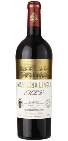 Masseria Li Veli Masseria MLV is gevestigd in de Salento IGT-regio van Puglia, Italië. Het belichaamt de tijdloze schoonheid en rijke geschiedenis van dit betoverende wijngebied. De naam Masseria is afkomstig van de Normandische veroveringen in de 10e en 11e eeuw. Het verwijst naar de oorsprong van deze historische landgoederen als verenigende plaatsen voor mensen. 