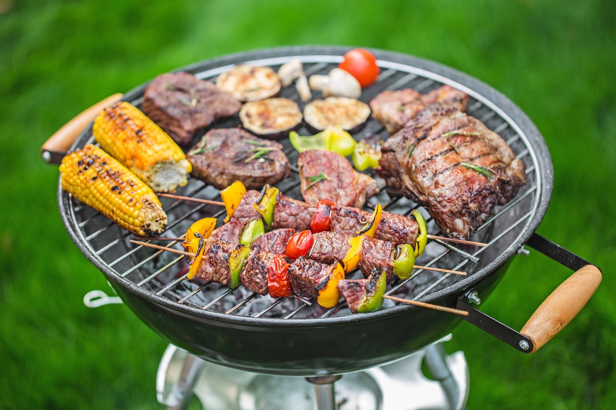 Barbecue met groenten en vlees