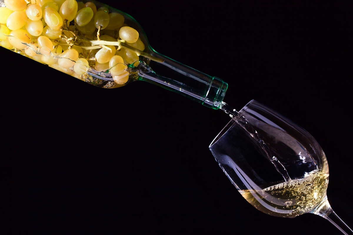 Fles witte wijn met fruit