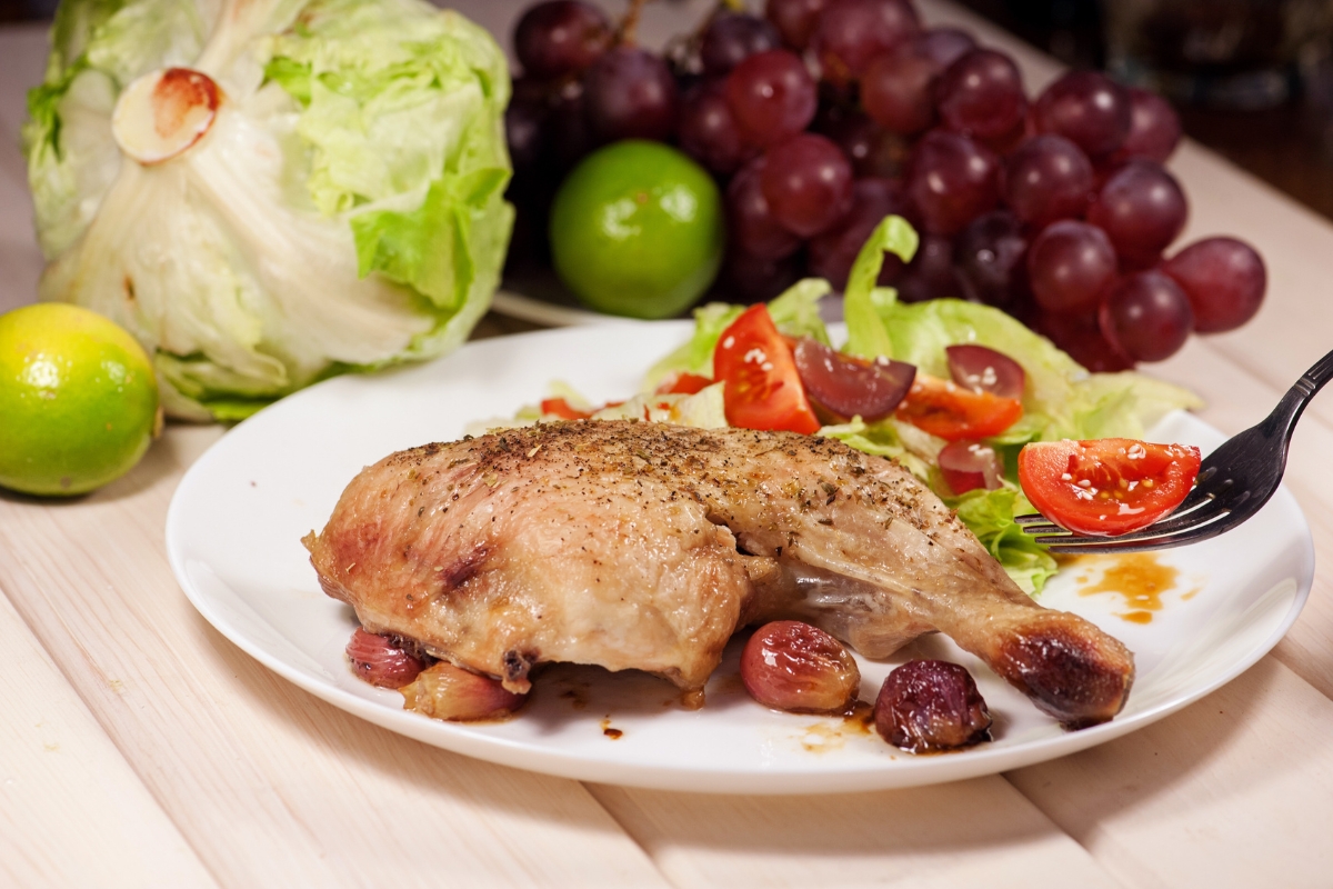Kippenbout met salade en fruit