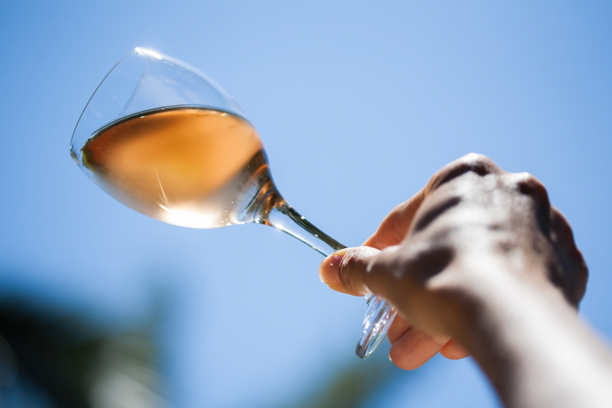 Wijnglas rosé in zon