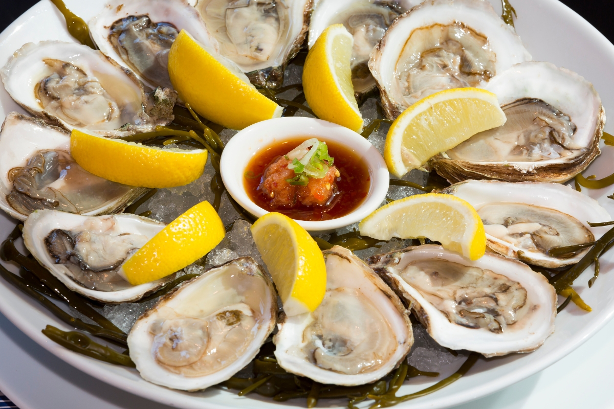 Schaal met verse oesters en citroen