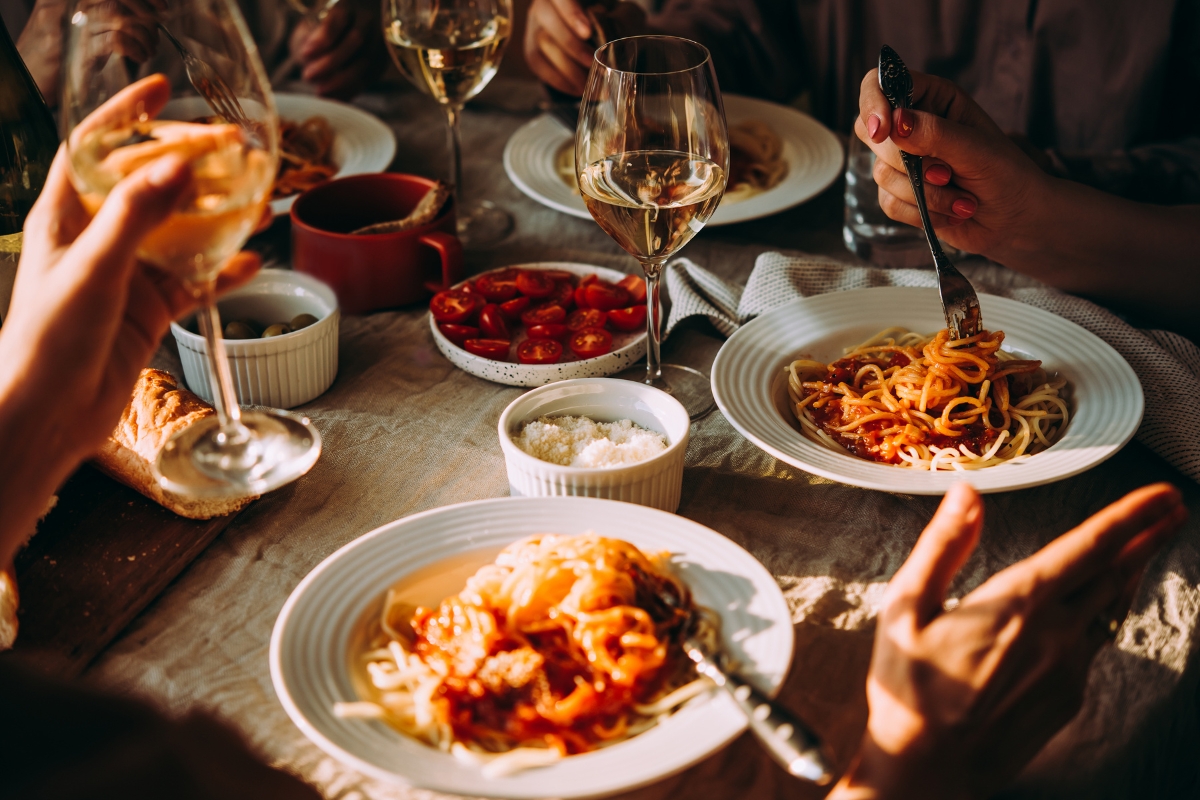 Tafel met eten en wijn