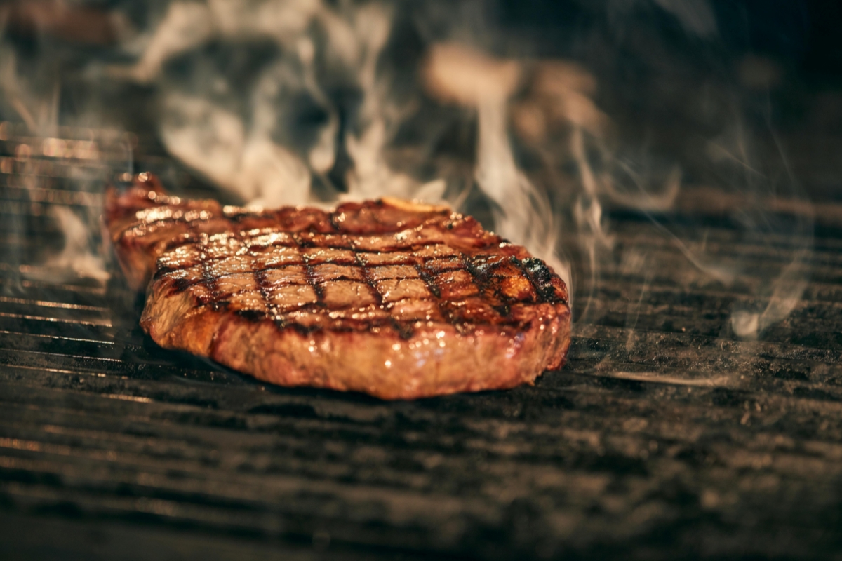 Vlees gegrild op de barbecue