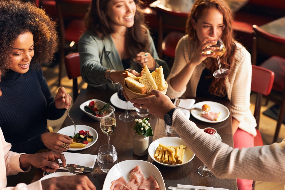 Wijn geserveerd met eten en mensen