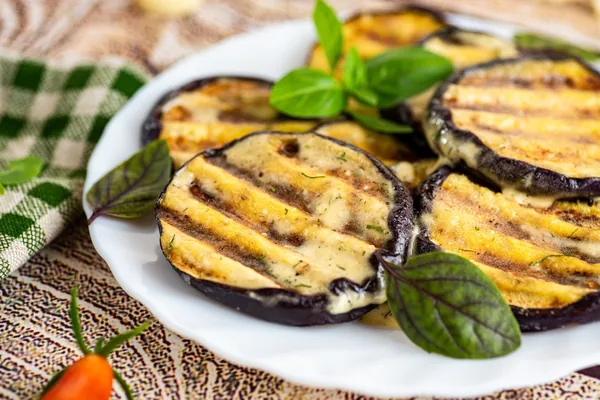 Gegrilde aubergine met verse kruiden