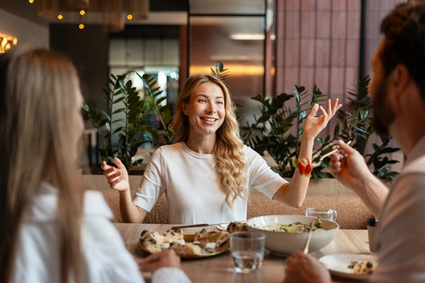 Gezellig samen eten met vrienden aan tafel