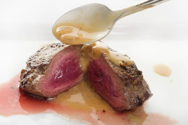Hertenbiefstuk met saus