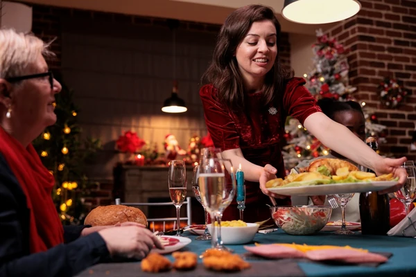 Gezellig kerstdiner met familie en wijn aan tafel