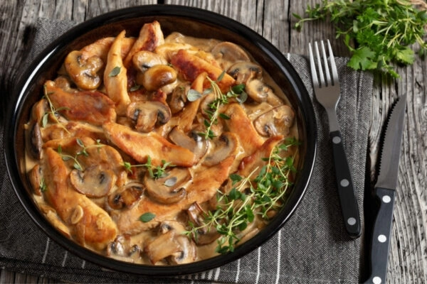 Kip met paddenstoelen in romige saus