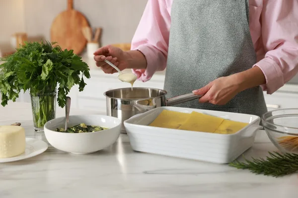 Lasagne bereiden met pastavellen en bechamelsaus