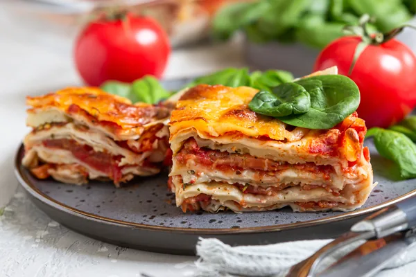 Lasagne met tomaat, kaas en verse basilicum