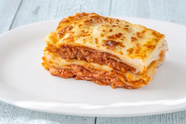 Italiaanse lasagne met gehakt, tomatensaus en gegratineerde kaas