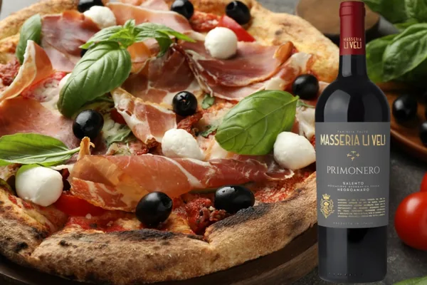 Pizza met prosciutto en Masseria Li Veli Primonero Negroamaro