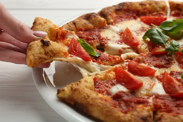Pizza Margherita met tomaat, mozzarella en basilicum