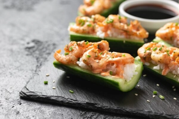 Sushi met garnalen en komkommer