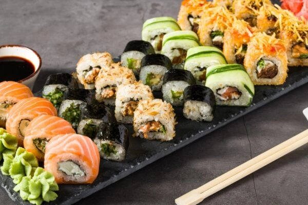 Sushi assortiment met zalm en maki