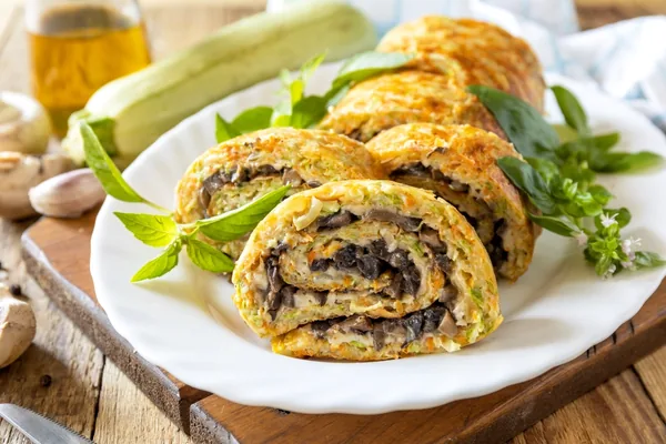 Vegetarisch gerecht met courgette en paddenstoelen