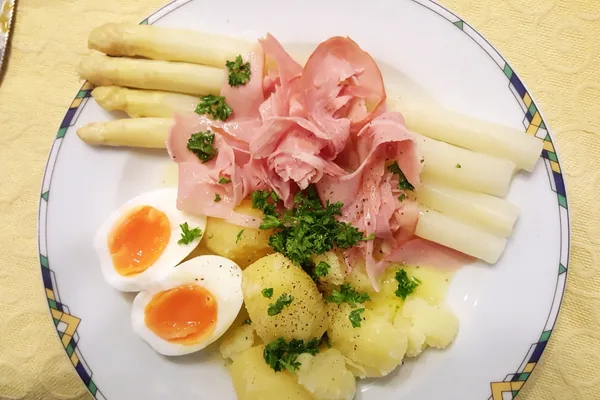 Witte asperges met ham, ei en aardappelen