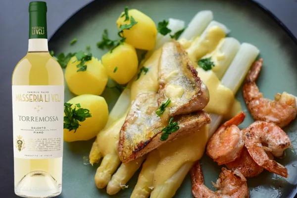 Witte asperges met vis en garnalen en Masseria Li Veli Torremossa