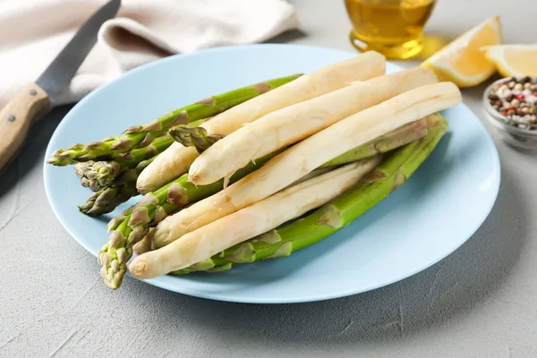 Witte en groene asperges op een bord