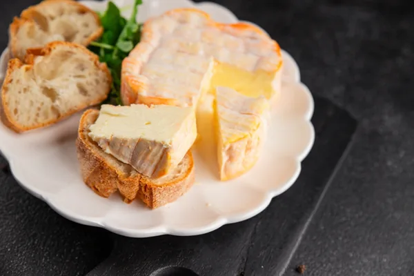 Zachte romige kaas met brood