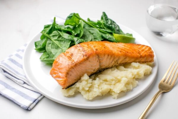 Gebakken zalm met groenten en aardappelpuree