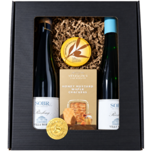 Geschenkverpakking met Dr. Loosen SØBR Sparkling Riesling, SØBR Riesling en hartige delicatessen